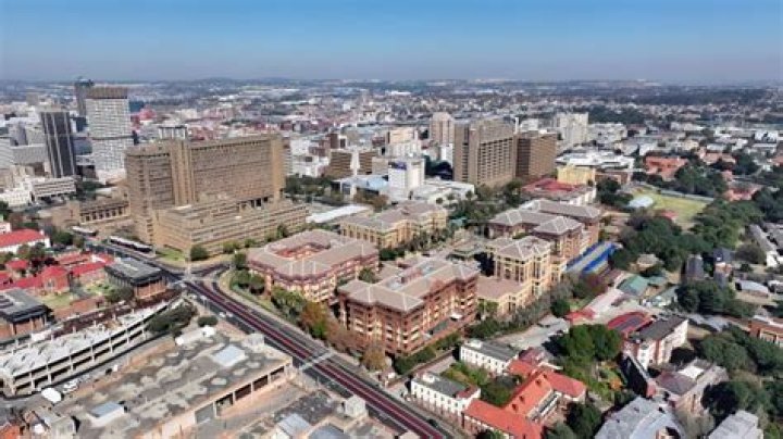 A fire in Johannesburg broke out on the corner of Jeppe and Polly Street, affecting eight shops