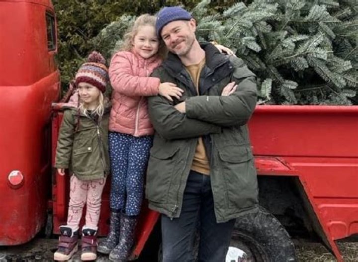 Aaron Ashmore Net Worth, Age, Height, Wife, Family, Wiki 2024