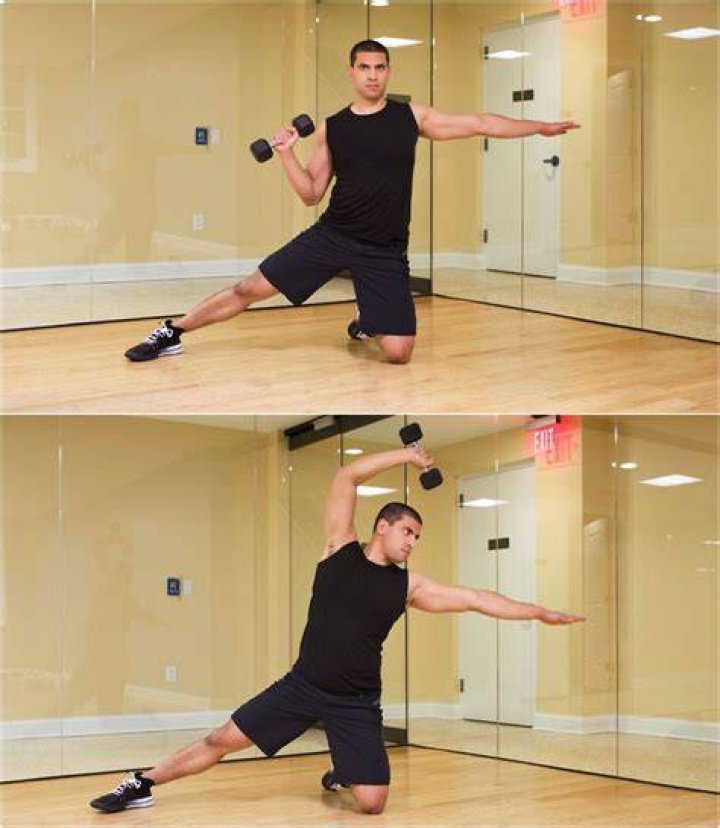 Ejercicios abdominales con mancuerna Acercamiento de rodillas con mancuerna