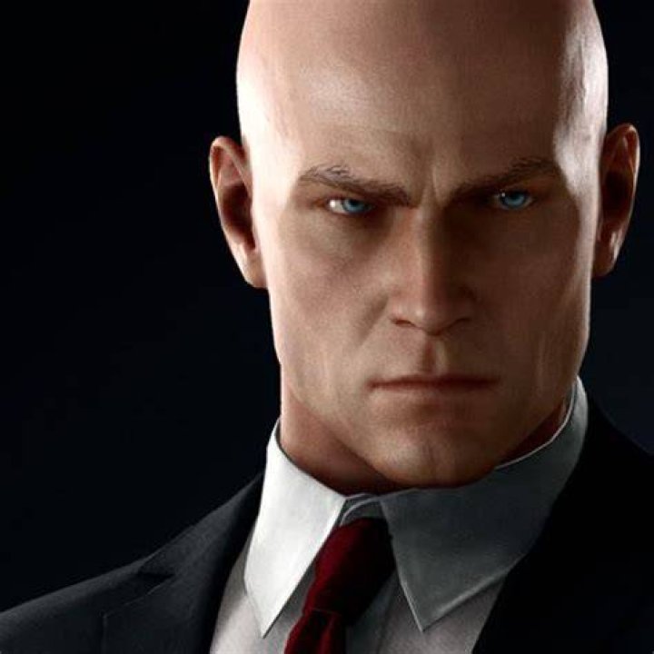 Agent 47 pretends to serve a drink in Hitman 3