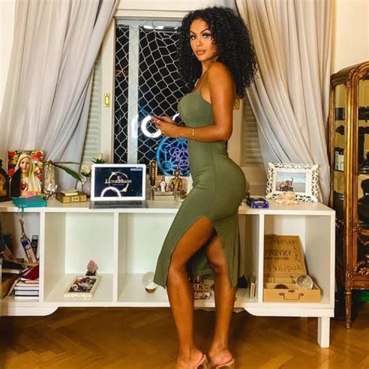 Aline Bernardes Net Worth, Age, Height, Weight, Family, Wiki 2024