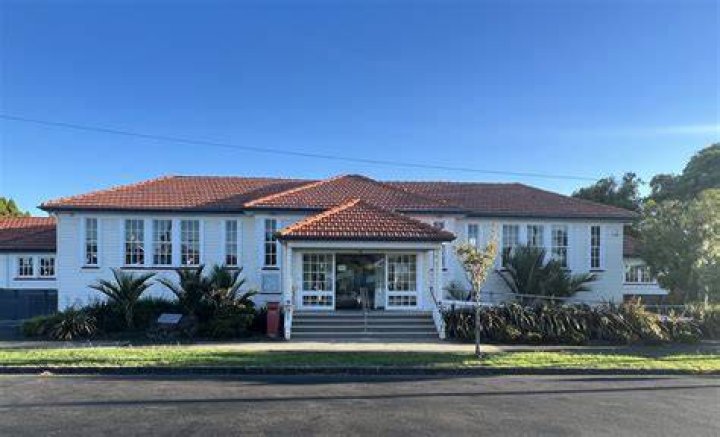 Balmoral School principal Malcolm Milner lost six teachers to Tauranga in 2015 because they could no longer afford to buy a house in Auckland. Photo / Jason Oxenham