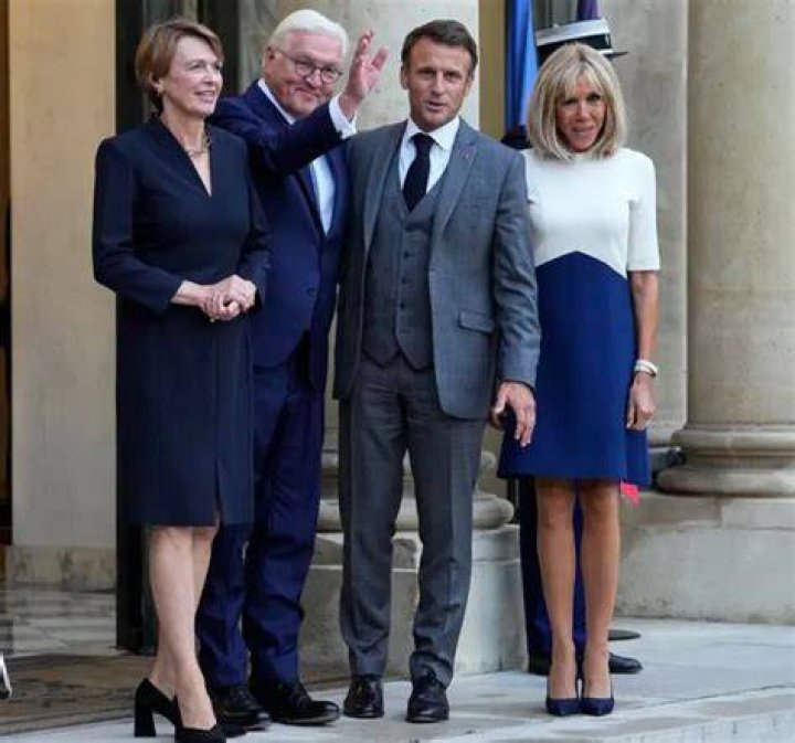 Brigitte Macron nouvelle coupe de cheveux et d&eacute;collet&eacute;, elle s'est
