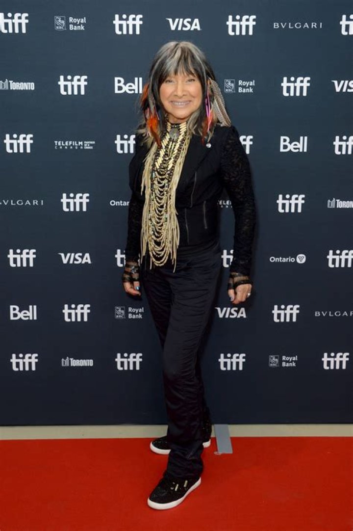 Buffy Sainte-Marie Net Worth, Age, Height, Weight, Family, Wiki 2024