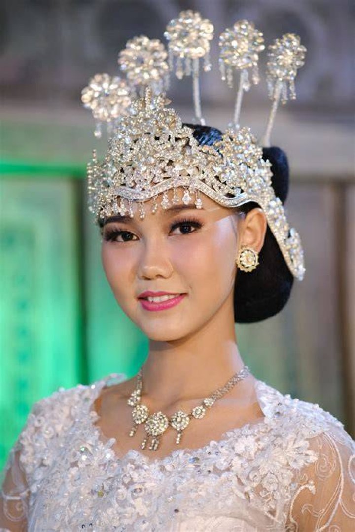 Chin, Fashion accessory, Mammal, Headpiece, Hair accessory, Headgear, Fashion, Jewellery, Body jewelry, Tiara, 