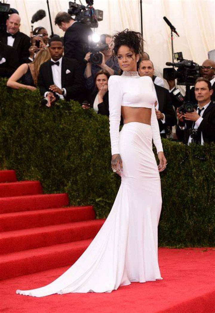 Clothing, Dress, White, Red carpet, Ballet tutu, Flooring, Carpet, Leg, Shoulder, Footwear, 