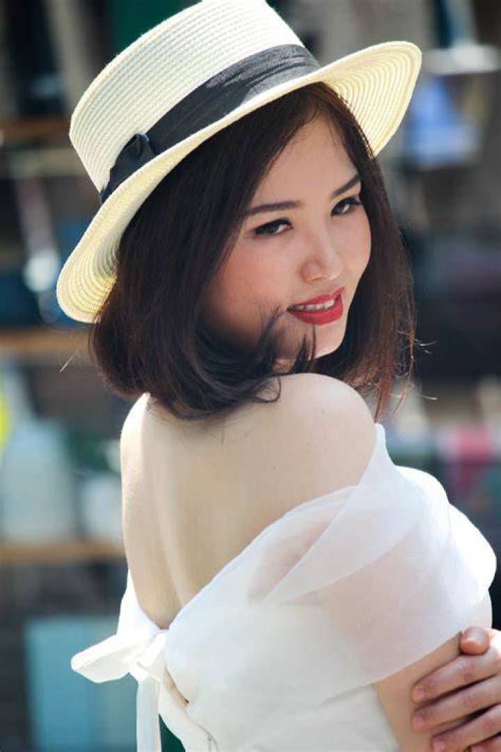 Clothing, Hat, Beauty, Fashion, Headgear, Fashion accessory, Fun, Street fashion, Electric blue, Sun hat, 