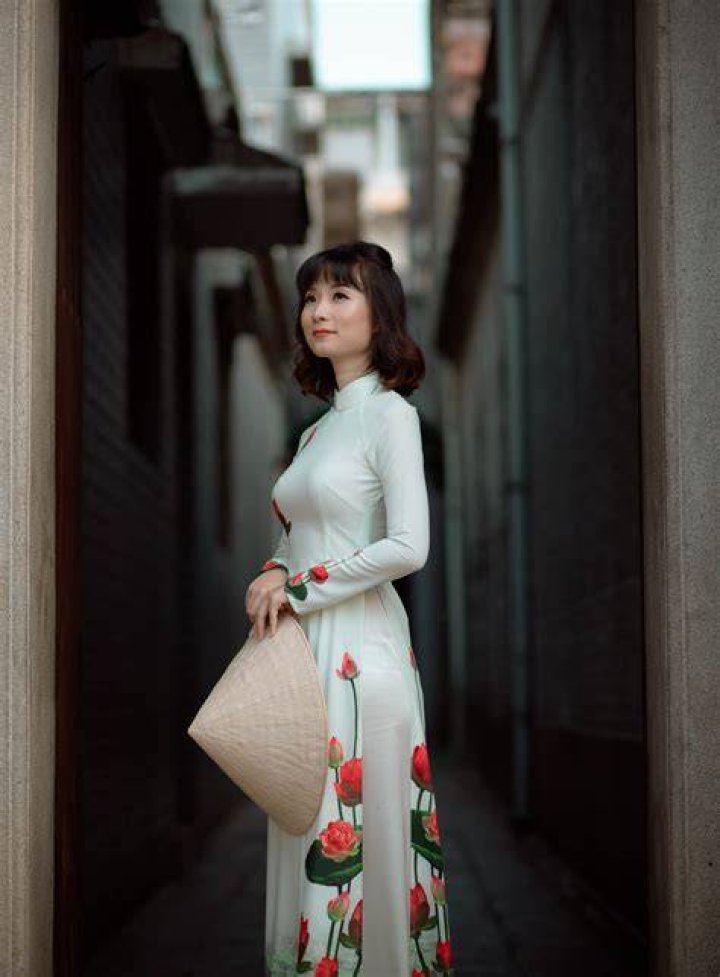 Clothing, Shoulder, Dress, Textile, Joint, White, Bridal clothing, Style, Gown, Formal wear, 