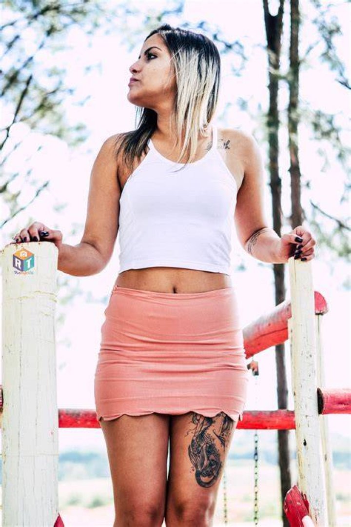 Clothing, Thigh, Leg, Fashion, Human leg, Footwear, Fashion model, Carpet, Joint, Human body, 