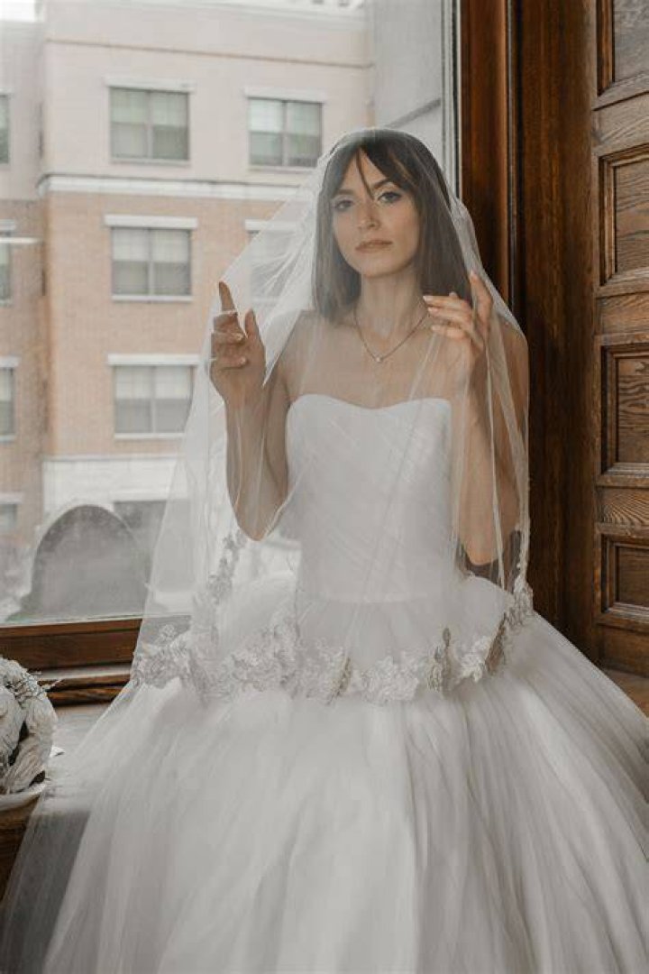 Dress, Shoulder, Textile, Bridal clothing, Joint, White, Gown, Wedding dress, Formal wear, Fashion model, 