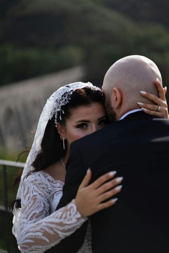 Ear, Forehead, Photograph, Happy, Bride, Kiss, Bridal veil, Romance, Interaction, Love, 