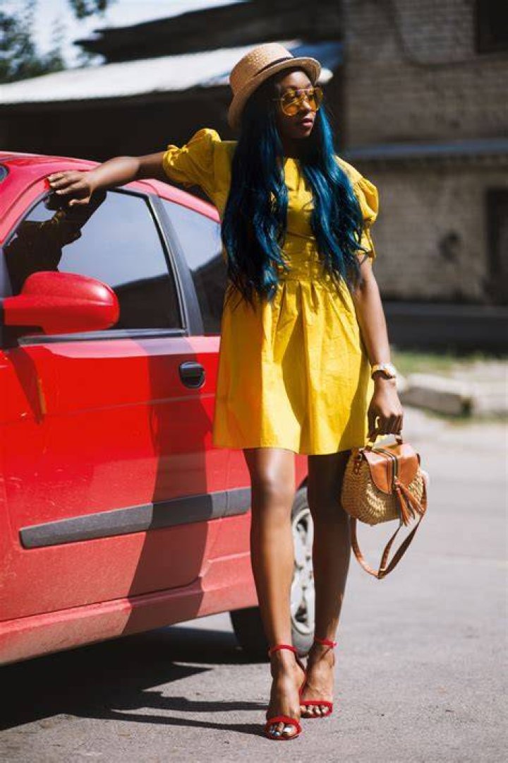 Eyewear, Hair, Street fashion, Clothing, Sunglasses, Shoulder, Fashion, Waist, Hairstyle, Neck, 
