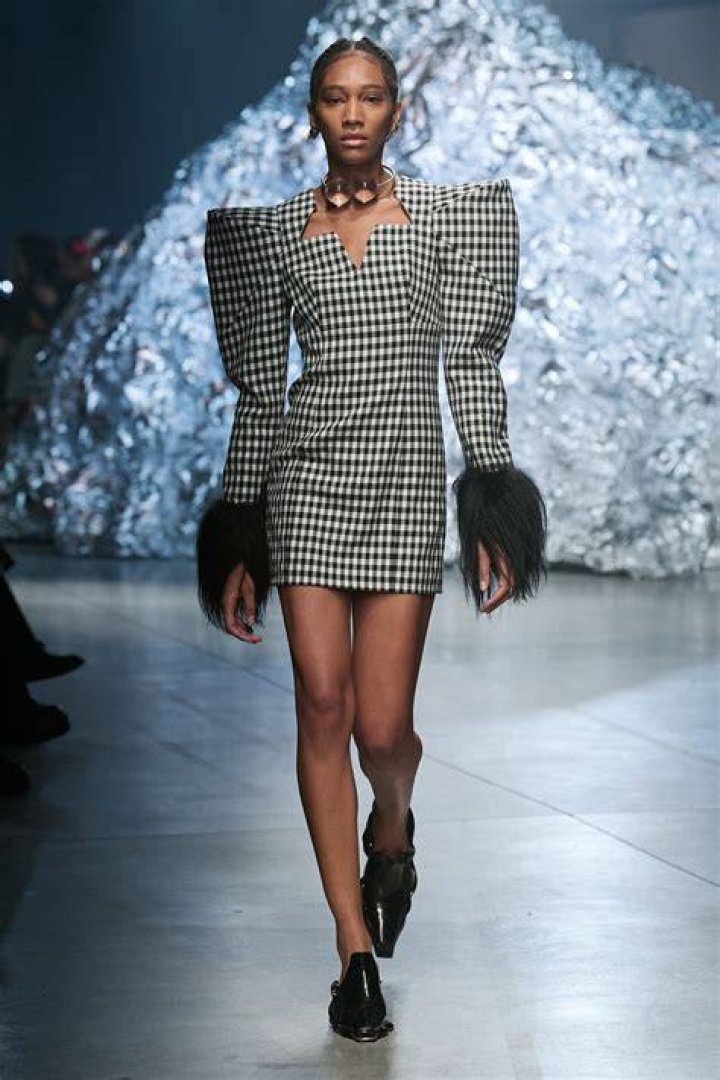 Fashion show, Shoulder, Runway, Fashion model, Style, Fashion, Dress, Model, Gown, Long hair, 