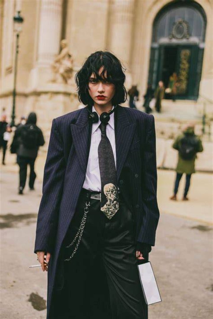 Fashion, Suit, Street fashion, Blond, Dress, White-collar worker, Leg, Footwear, Sunglasses, Eyewear, 