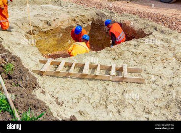 Filling up trench with wooden mulch
