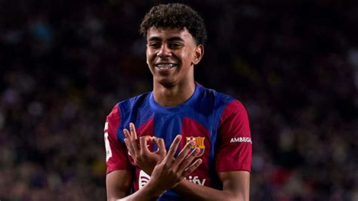 Fotos de Yamine Lamal con su guap&iacute;sima novia se llama &Aacute;lex y es de