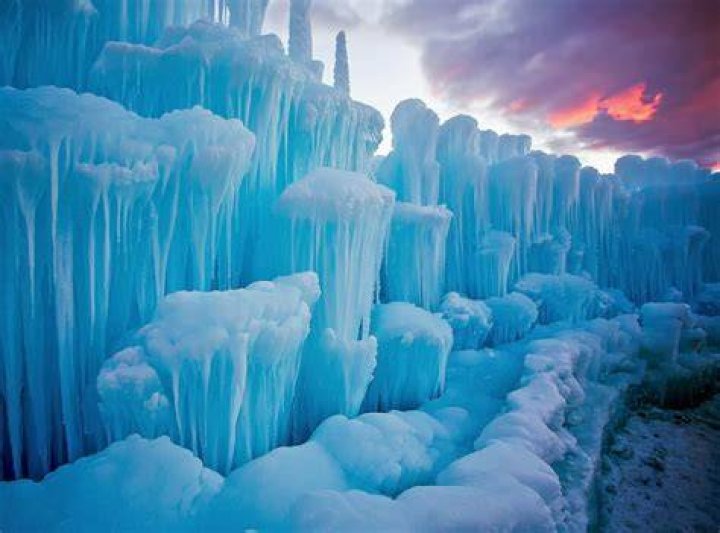 Geological phenomenon, Glacial landform, Freezing, Organism, Fun, Snow, Winter, Ice, Photography, Winter storm, 