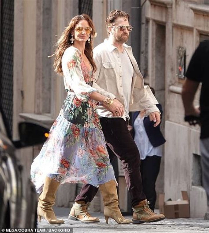 Gerard Butler and girlfriend Brown carry blueprints in NYC