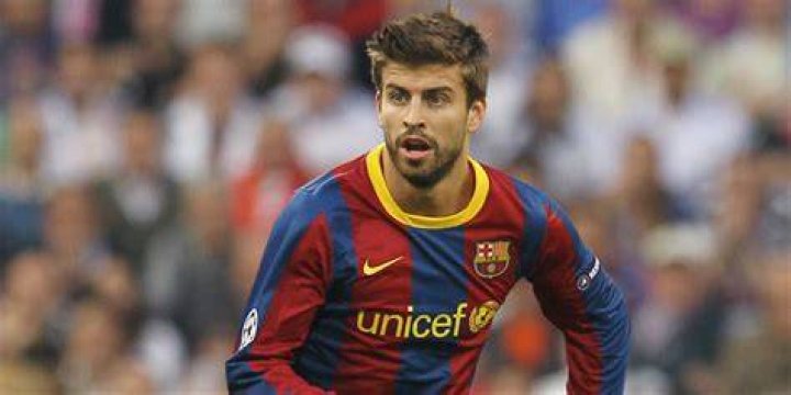 gerard pique goes on stage in shakira's concert