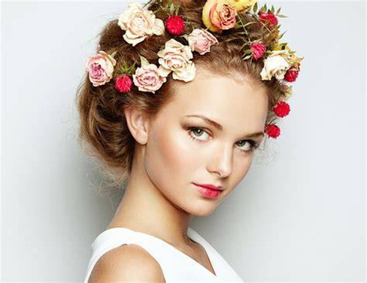 Hair, Hairstyle, Beauty, Fashion, Headpiece, Long hair, Blond, Hair accessory, Headgear, Fashion accessory, 