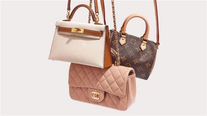 Handbag, Bag, Product, Fashion accessory, Leather, Kelly bag, Material property, Birkin bag, Font, Tote bag, 