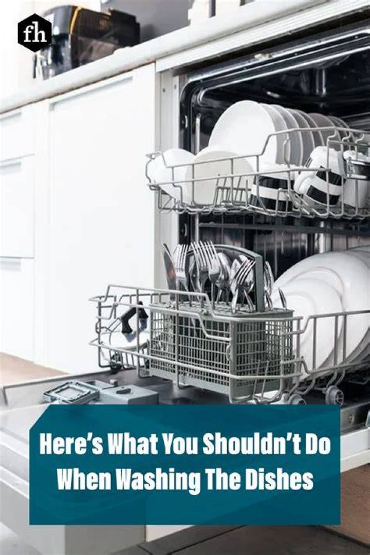 Here’s What You Shouldn’t Do When Washing The Dishes