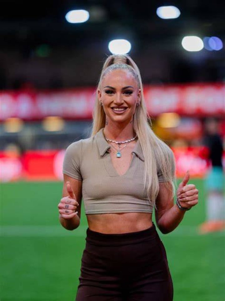 How much does Alisha Lehmann earn?
