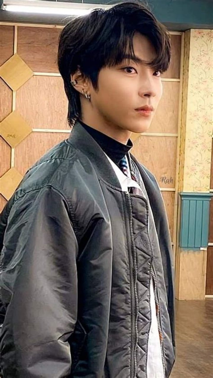 Hwang In Yeop Bio, Age, Height, Girlfriend, Networth Networth Height