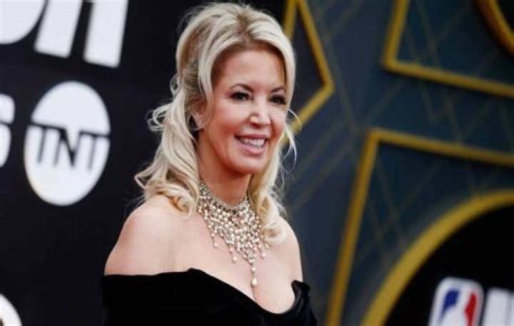 Jeanie Buss height