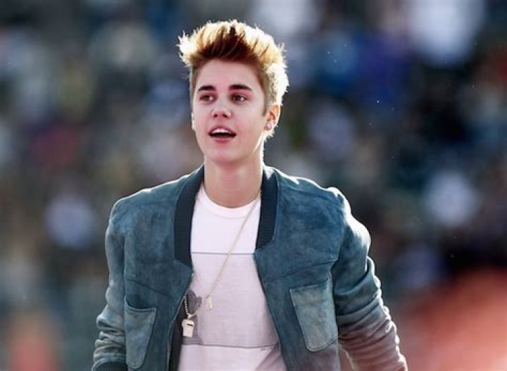 Justin Bieber thrills fans by posing for rare shots of his sisters
