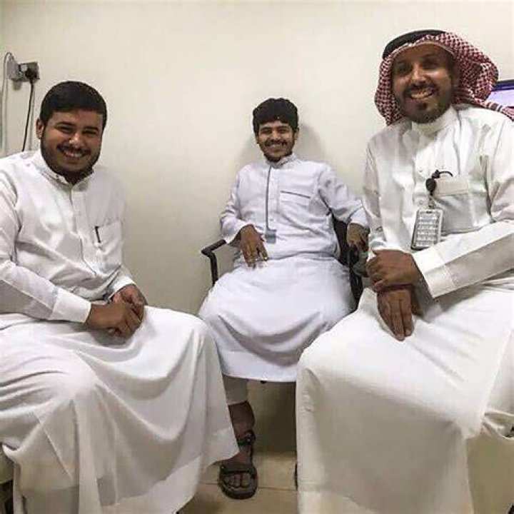 Khaled Mohsen Al Shaeri, centre, is unrecognisable following his dramatic weight loss. Photo / Saudi Ministry of Health