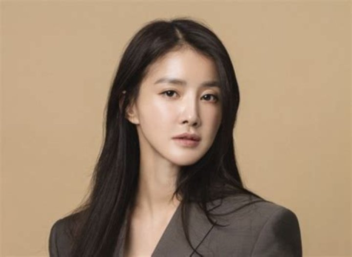 Lee Si-young Net Worth, Age, Height, Husband, Family, Wiki 2024