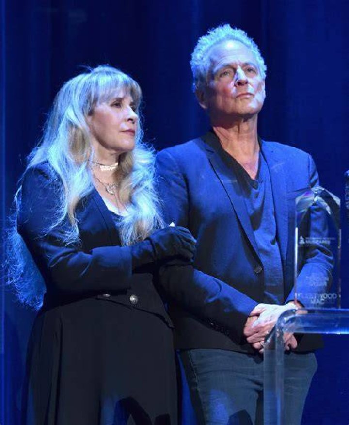Lindsey Buckingham, vợ Kristen đang &lsquo;tiến h&agrave;nh&rsquo; cuộc h&ocirc;n nh&acirc;n của họ ba