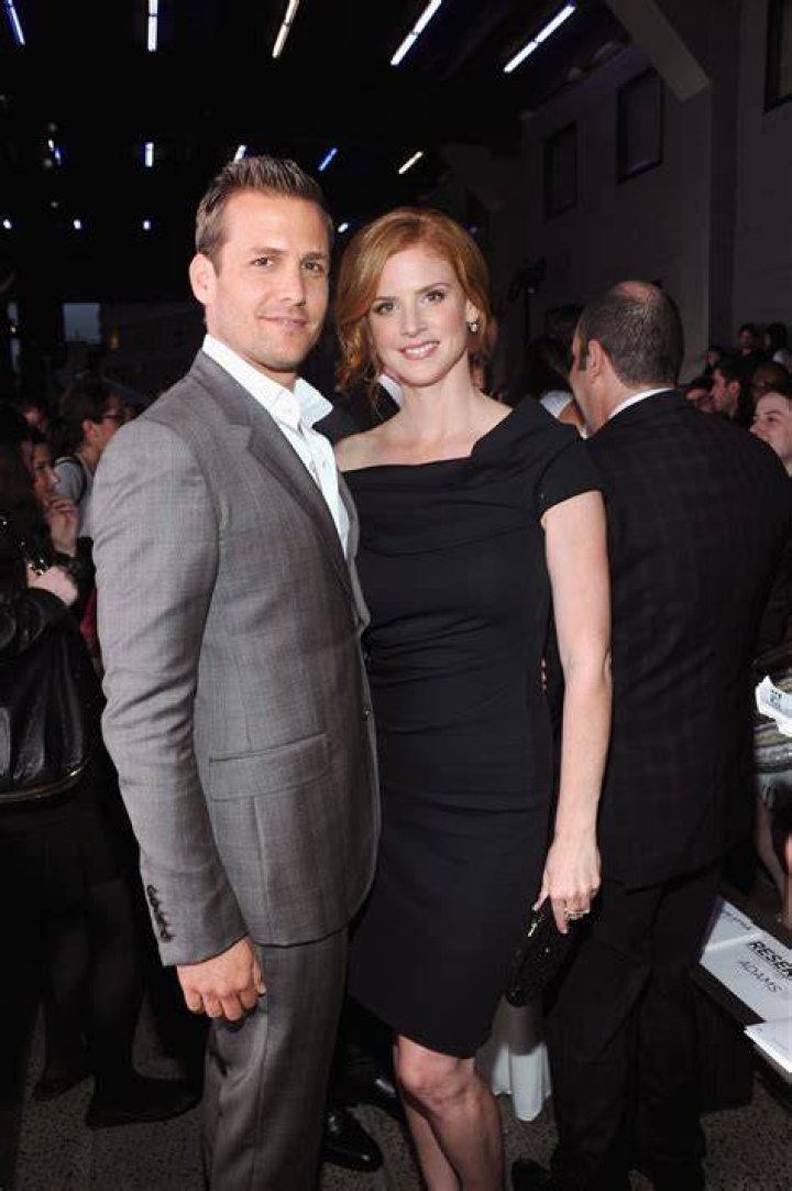 &lsquo;Grey&rsquo;s&rsquo; Costars Sarah Drew and Justin Bruening Talk &lsquo;Reindeer Games
