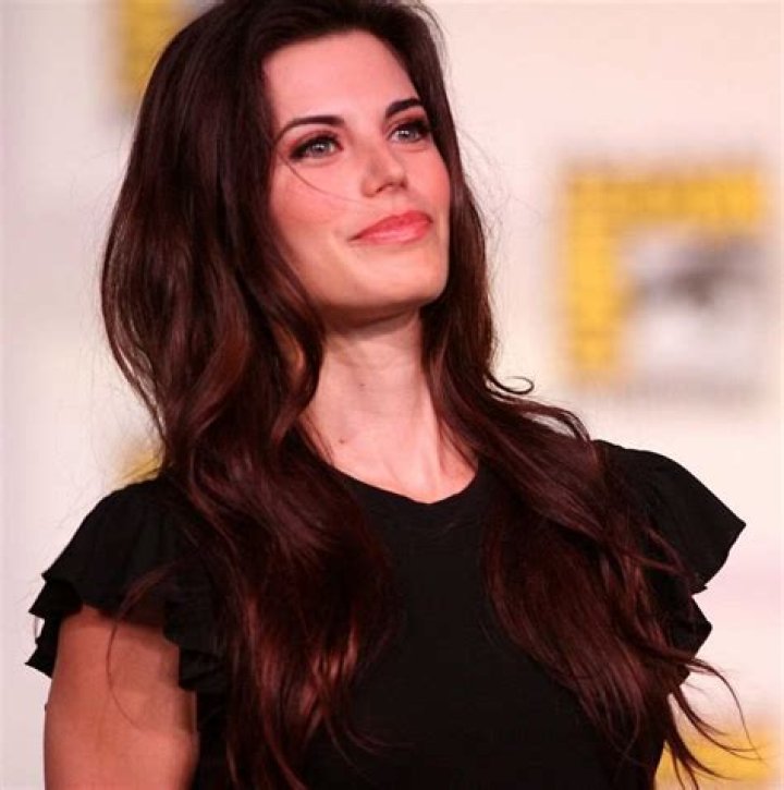 Meghan Ory Net Worth, Age, Height, Husband, Family, Wiki 2024