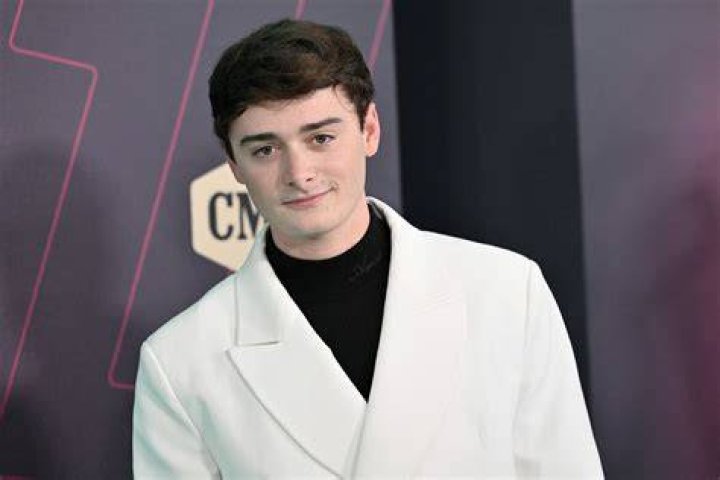 Noah Schnapp Girlfriend, Wiki, Age, Family, Bio, Net Worth