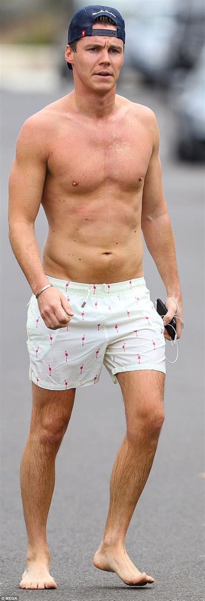 Oliver Curtis goes shirtless for early morning Bondi dip Daily Mail