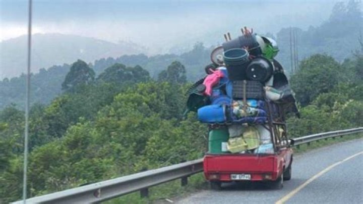 Photo of Bakkie Carrying Massive Load Twice Its Size Leaves Mzansi With Questions