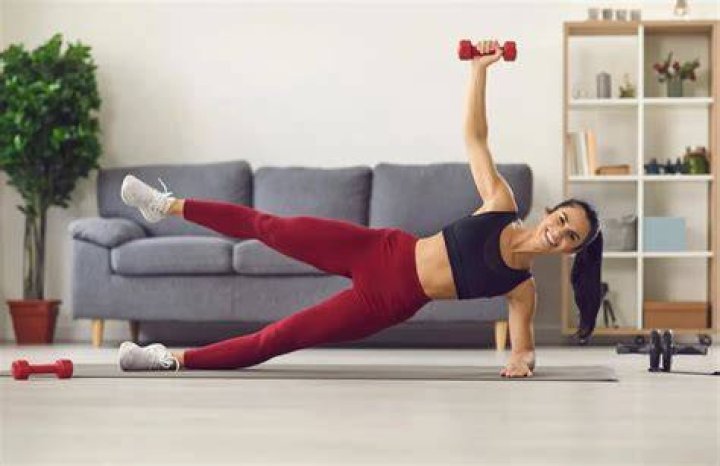 Ejercicios abdominales con mancuerna Plancha lateral con mancuerna