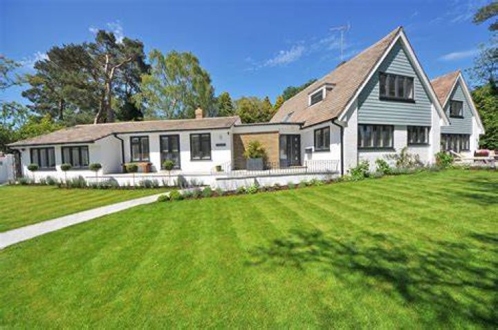 Property, House, Home, Cottage, Grass, Building, Estate, Farmhouse, Roof, Rural area, 