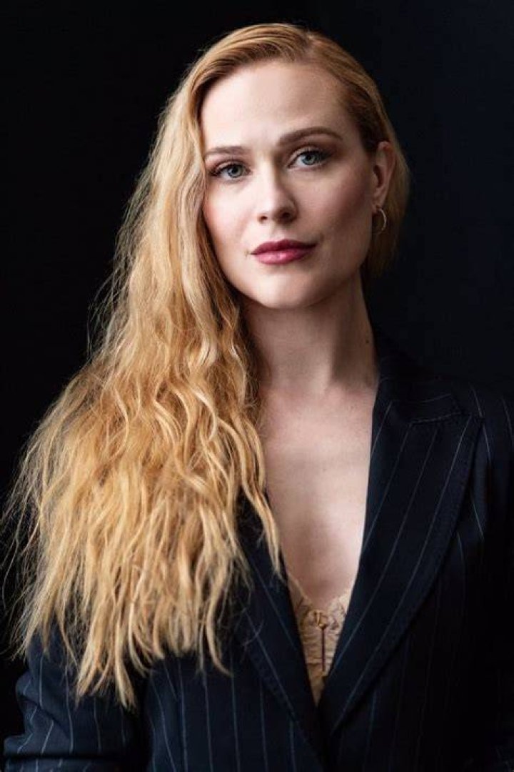 Rachel Wood posing for an outdoor shot