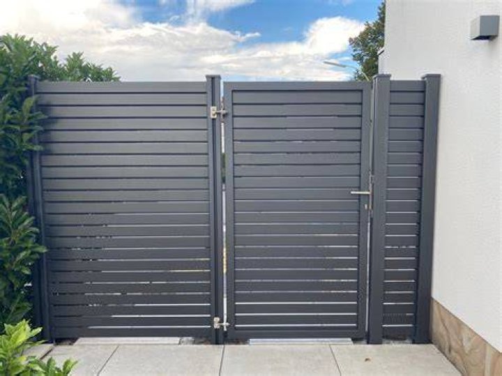 schwarzer Stern aus Metall in der Farbe Schwarz mit einer Kordel