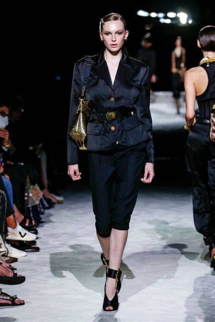 Shoulder, Fashion show, Fashion model, Style, Waist, Runway, Fashion, Model, Haute couture, Long hair, 