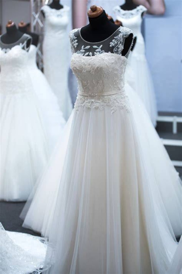 Shoulder, Joint, White, Bridal clothing, Dress, Style, Formal wear, Gown, Fashion model, Fashion show, 