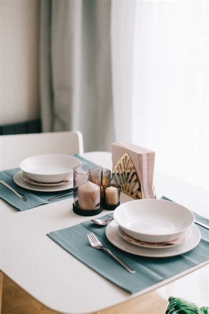 Tablecloth, Dishware, Textile, Table, Serveware, Linens, Furniture, Bouquet, Floristry, Centrepiece, 