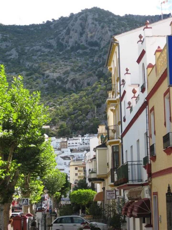 Town, Neighbourhood, Mountain range, Street, House, Hill station, Alley, Valley, Balcony, Cobblestone, 