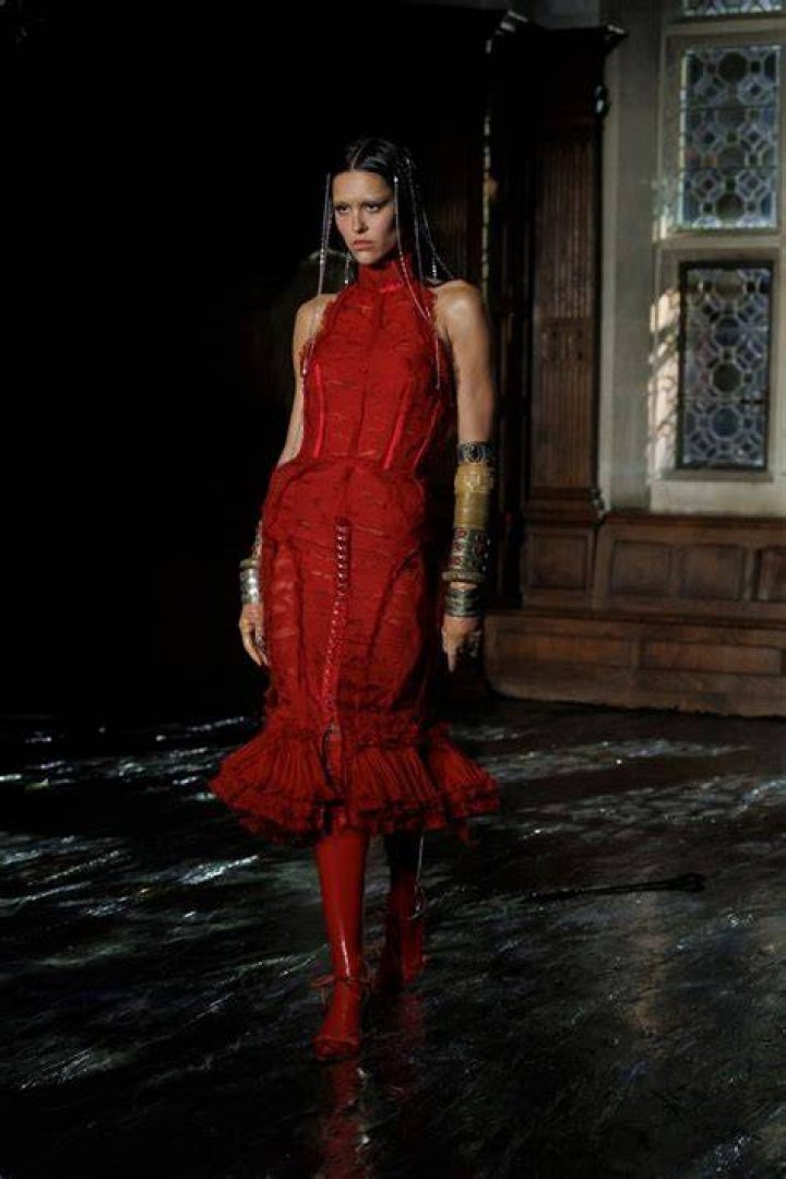vestido transparente dilara findikoglu