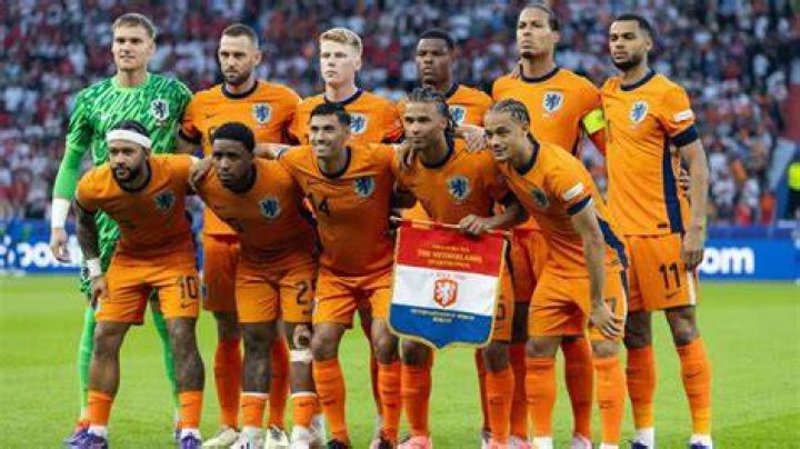 What team wears orange and green?